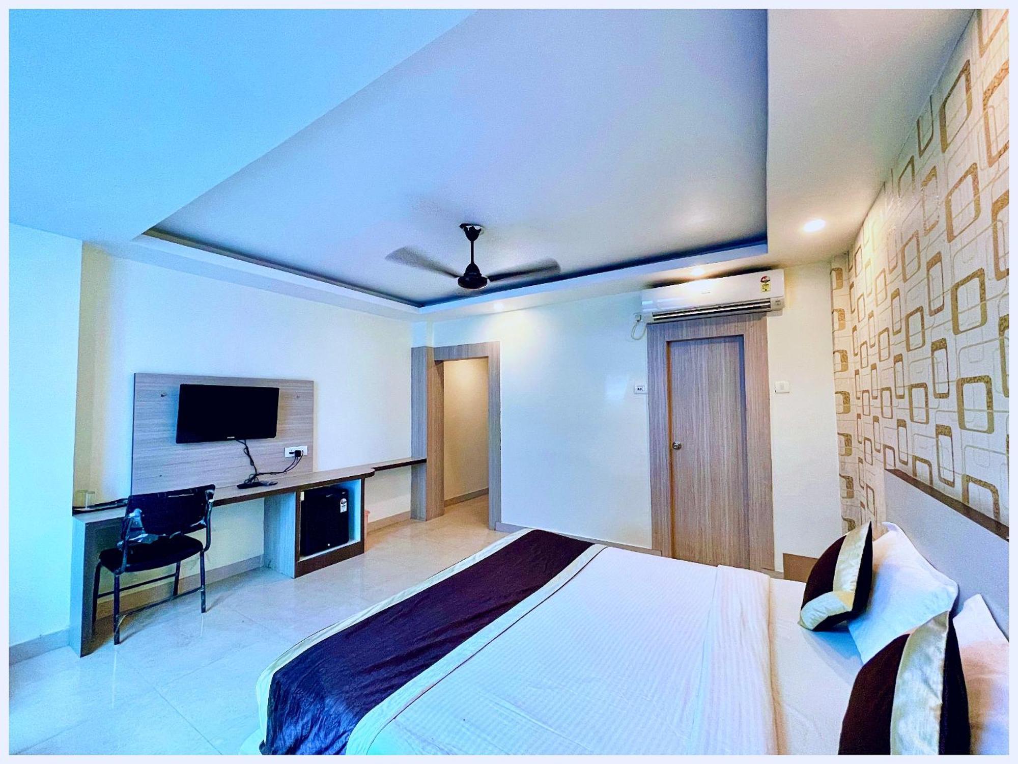 Hotel Aparna Grand Near Ram Janam Bhoomi And Temple - Fully Air Conditioned - Free Wifi Available - Best Budget Hotel In Ayodhya Exterior photo