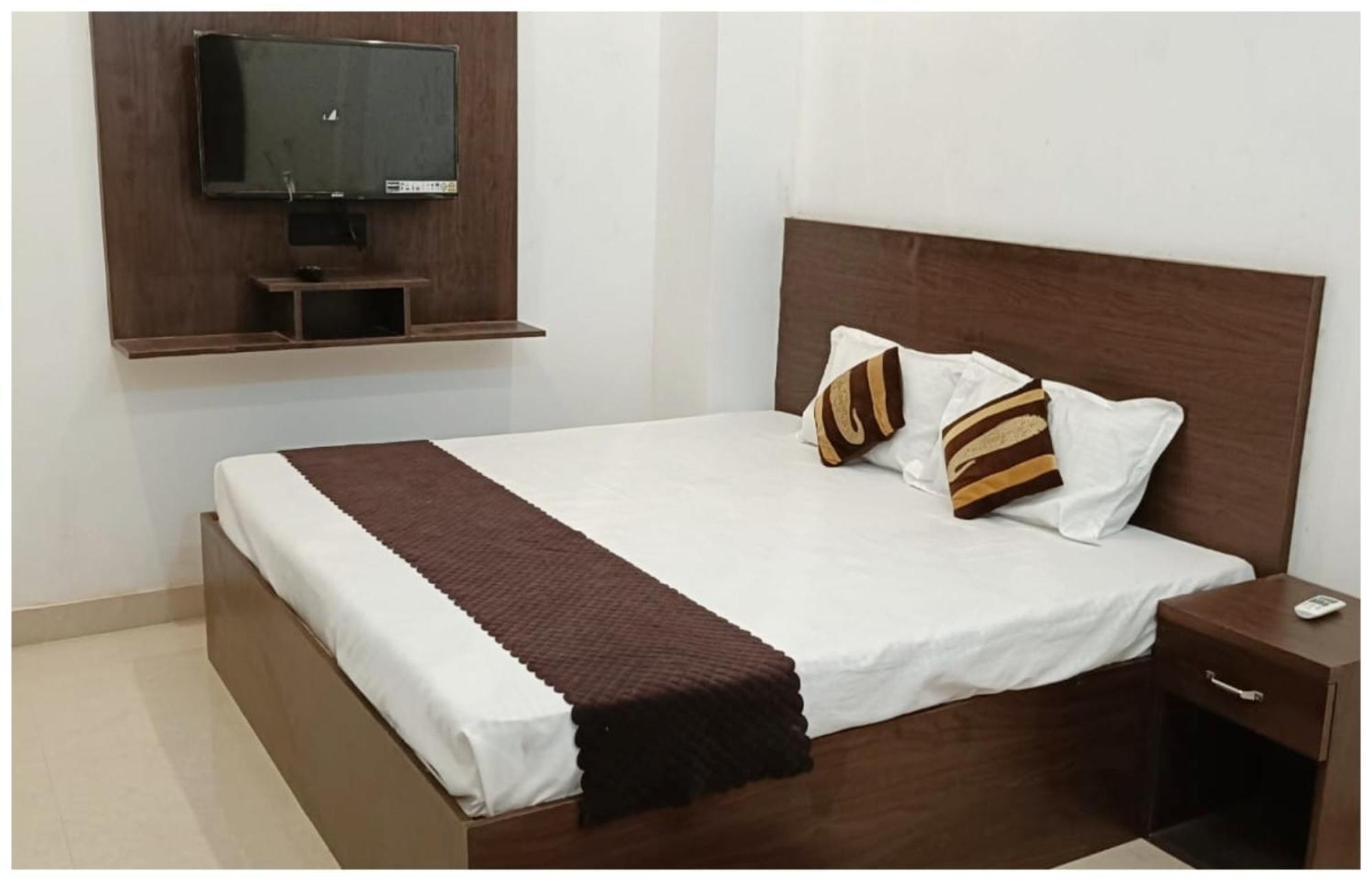 Hotel Aparna Grand Near Ram Janam Bhoomi And Temple - Fully Air Conditioned - Free Wifi Available - Best Budget Hotel In Ayodhya Exterior photo